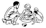 Une famille mange la nourriture
