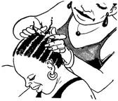 Une femme inspecte les cheveux d’une fille à la recherche de poux