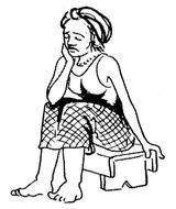 Une femme assise sur un tabouret avec les pieds sur le sol. Un de ses pieds est enflé.