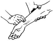 deux doigts pressés contre la face interne du poignet d’une personne pour compter son pouls
