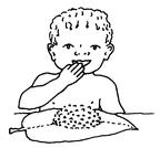 Un enfant qui mange une petite boule de riz